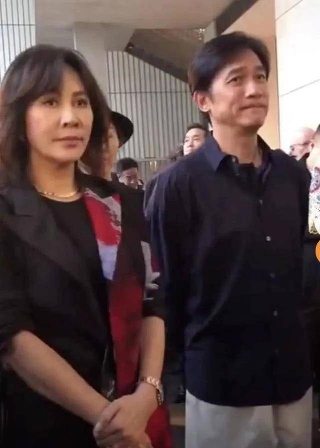 微笑时,她的眼神温柔而深邃,透露出自信与优雅.