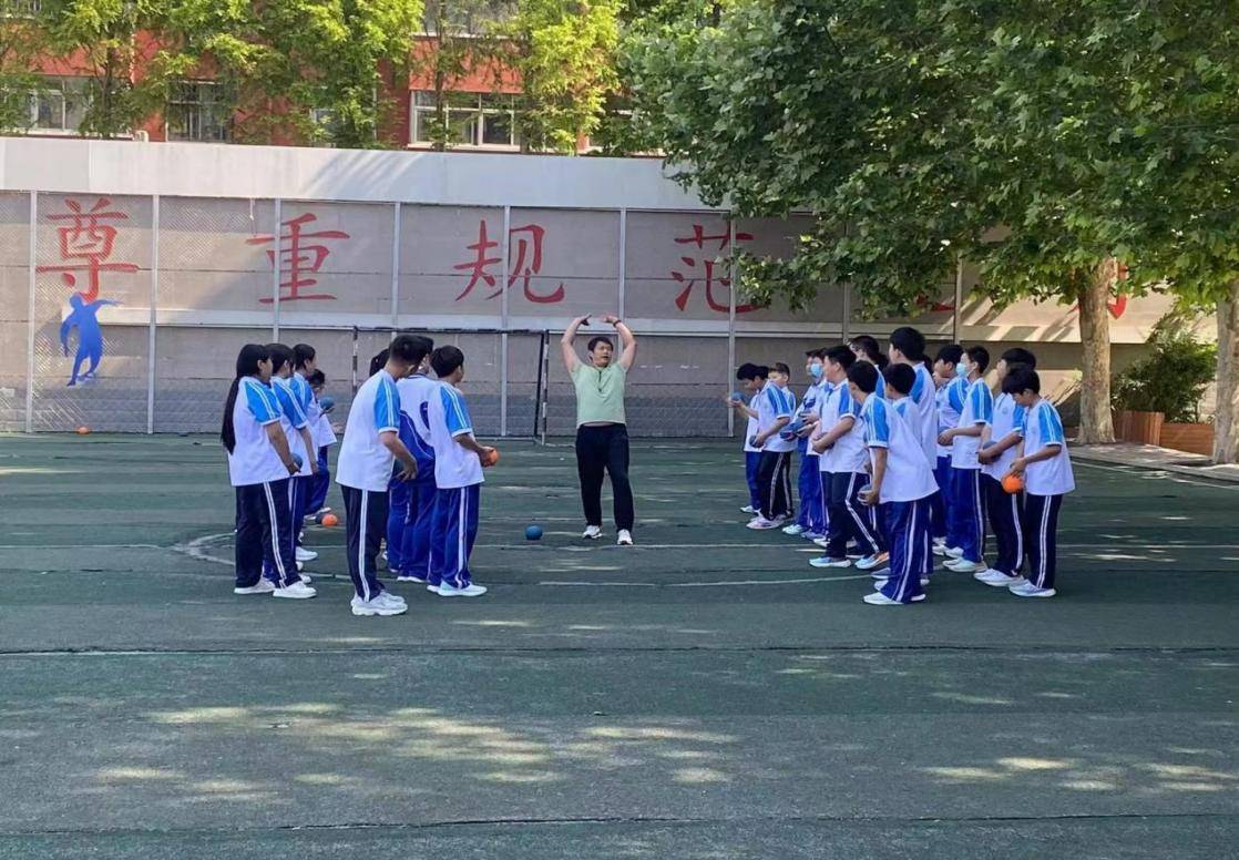 这节课是同学们进入初中以来首次跟随音乐进行的操舞类课程学习,形式