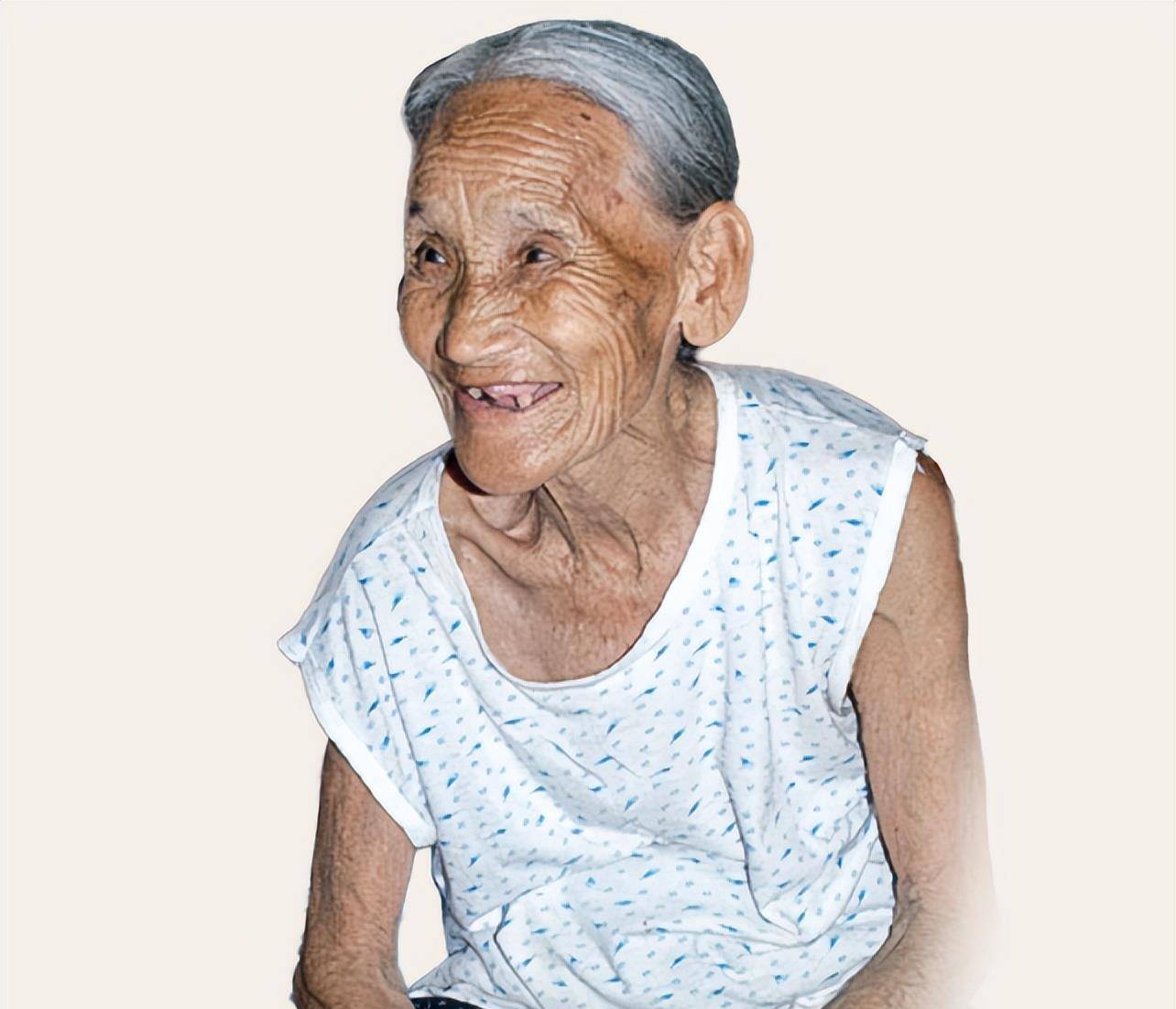 2005年,吕正操大儿子来到河北一老妇家,说:家父一直念叨着您呢