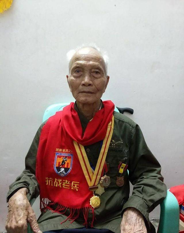 这位97岁抗战老兵,曾是衡阳保卫战的英雄,铭记历史,致敬老兵!