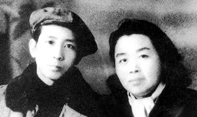 民国最有魅力的女作家,新欢旧爱愿与她同住,丈夫维护其一生