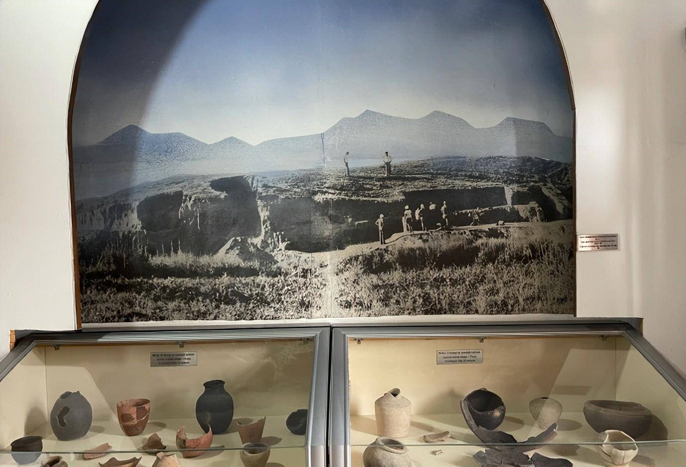 大约10岁的时候,他成为了一名男扮女装的舞童(英语:bacha bazi).