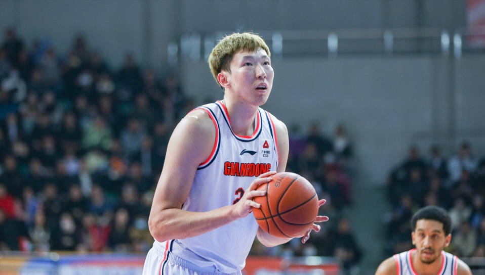 媒体人"导演我躺哪_basketball"谢衍发文写道:这很有可能是烟雾弹