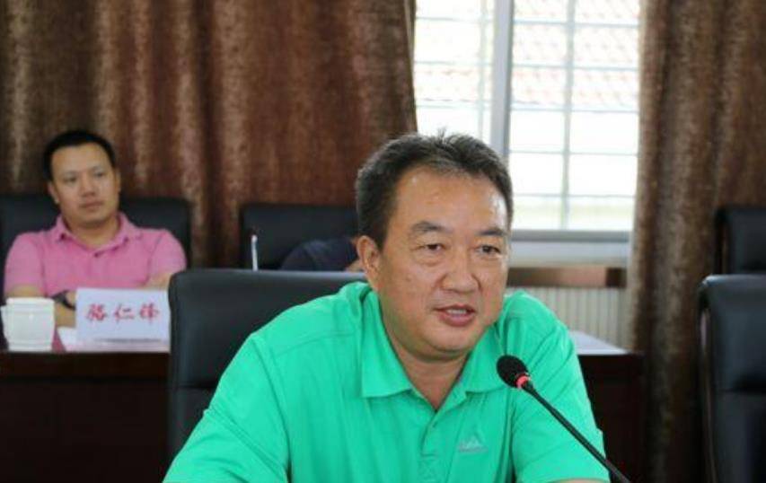 肖永明身家256亿,曾坐3亿飞机回乡给村民发红包,如今却欠221亿