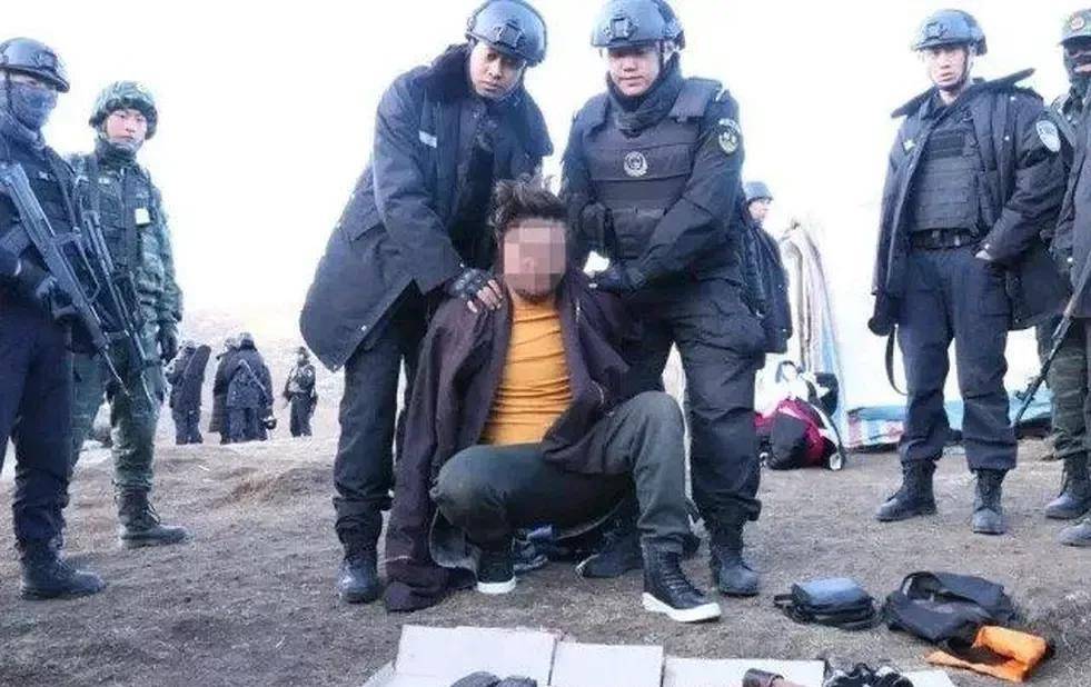 四川头号悍匪罗登,号称:"不怕阎王"的狠人,持冲锋枪逃亡两年