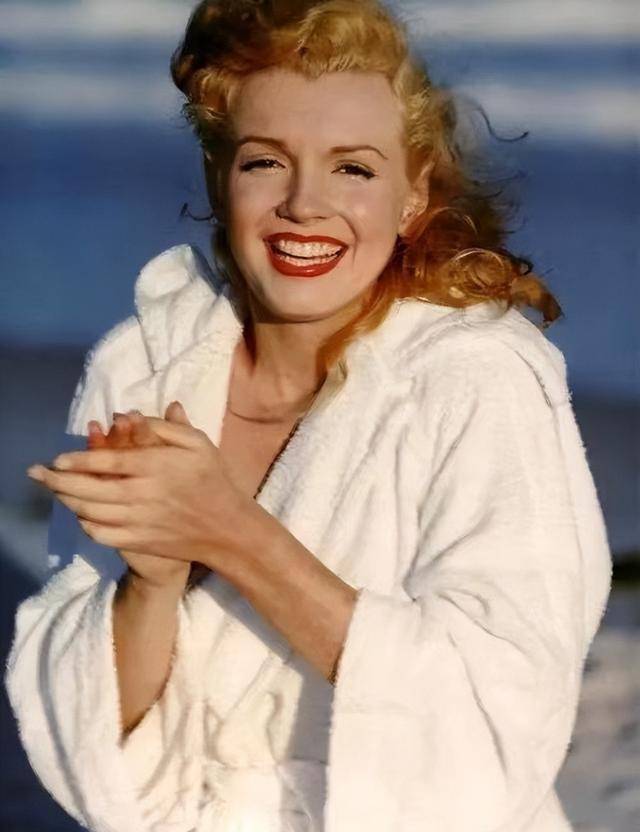 玛丽莲梦露:寄养家庭出身,与美国总统兄弟暧昧,最后死因成谜