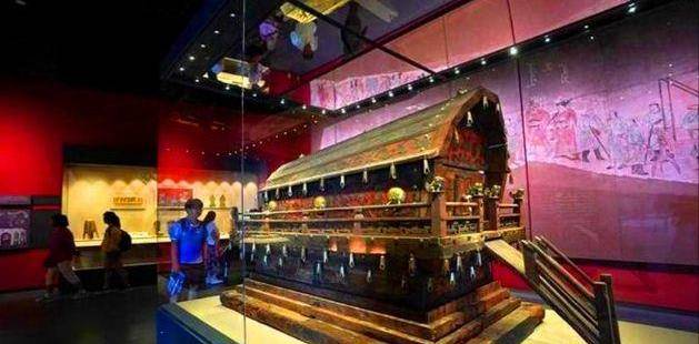 2003年内蒙挖出辽代公主墓,墓内发现"血棺",还有一摊白色液体