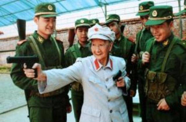 她爬雪山过草地,新婚第二天就和丈夫天各一方,再见面时白发苍苍