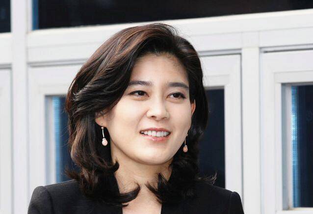 三星太子李在镕风光出狱,前妻离婚后牵手影帝,一双儿女惹人心疼