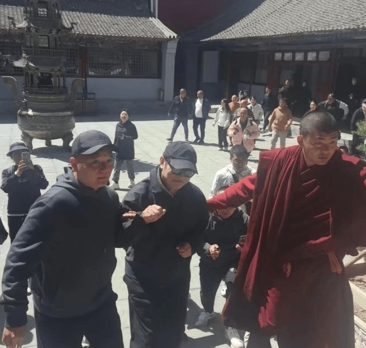 李连杰现身五台山修行,黑衣邋遢不拘小节,林虎大师亲自接待