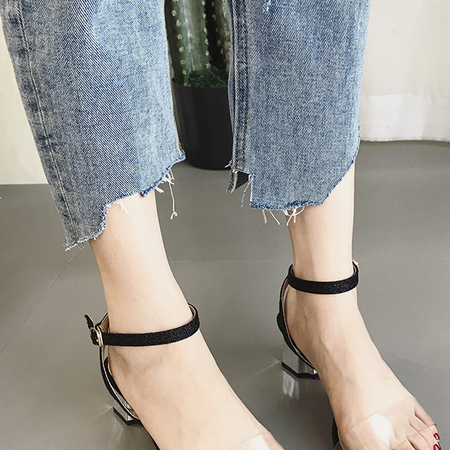 简约大气的新款女凉鞋,上脚时尚优雅又凉爽,伏天穿起来刚刚好