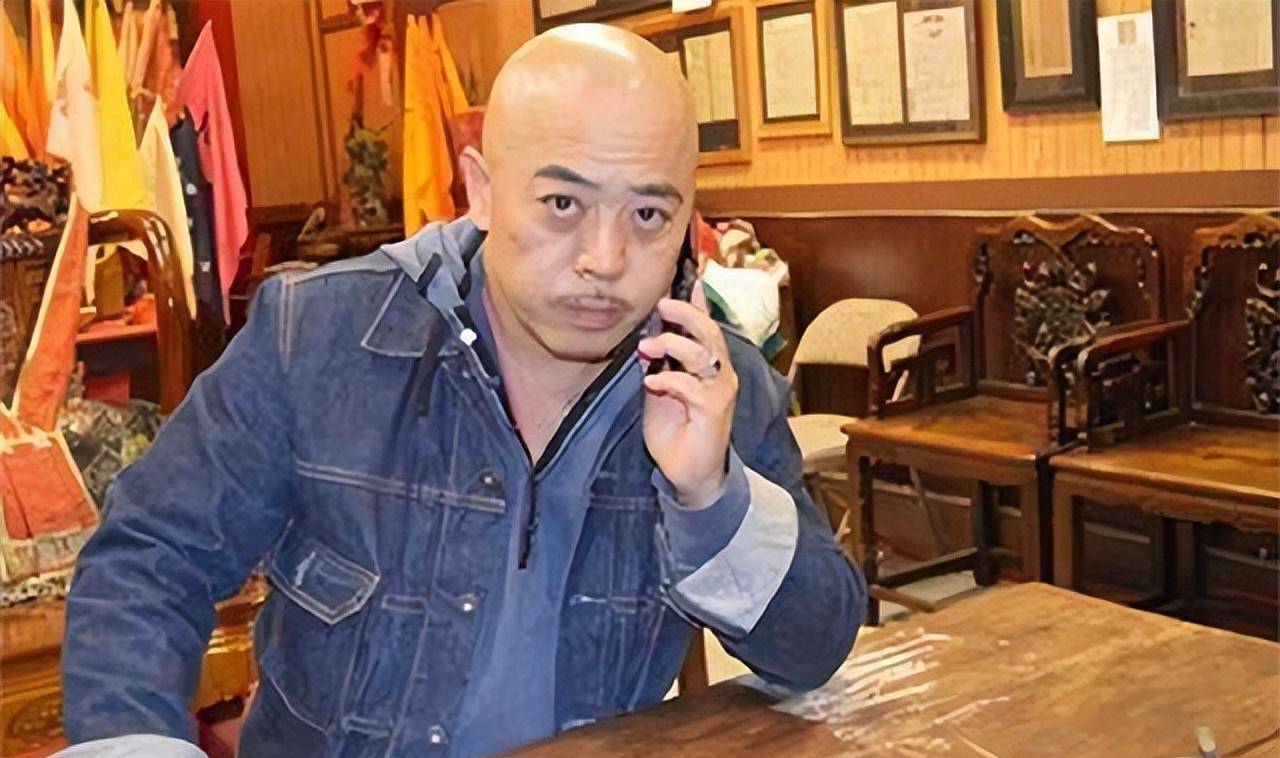 他是美国华人黑帮老大,fbi为了抓他派出卧底,最后竟获刑2900年