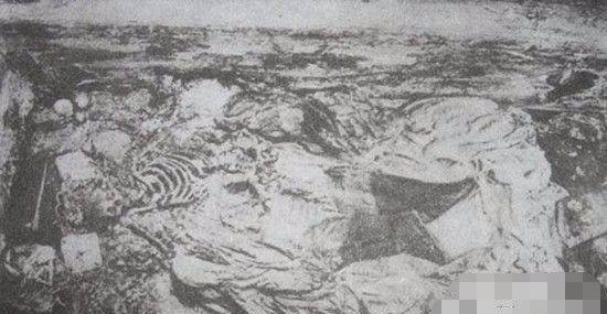 层被子,打开被子后,里面包裹了三具尸体,这是万历皇帝和他的两位皇后