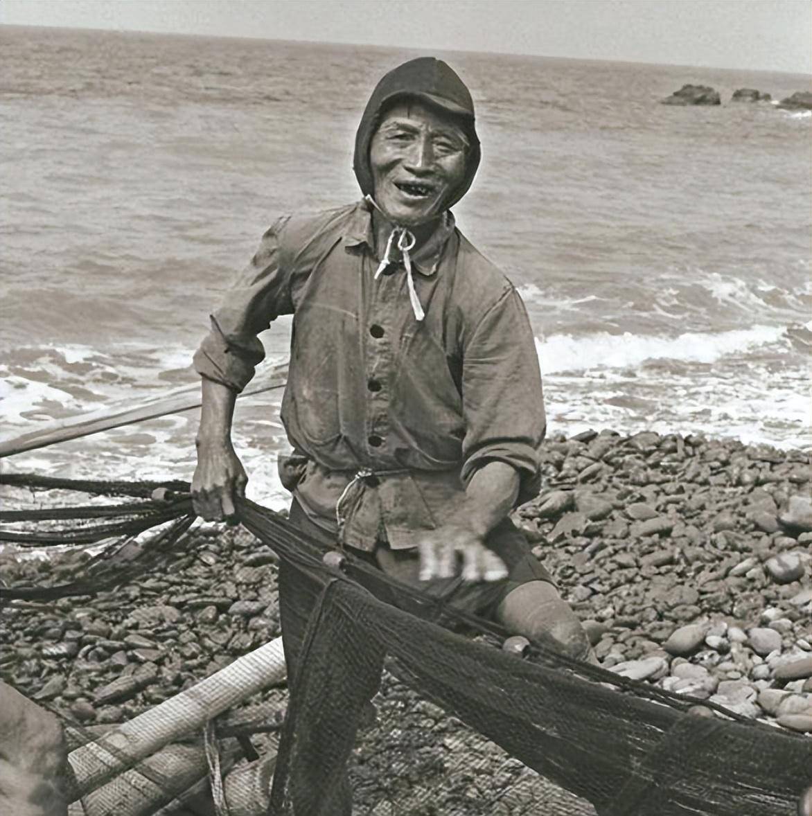 水中捞出3000年青铜器,堪比四羊方尊,主动上交却获500元巨奖_渔农