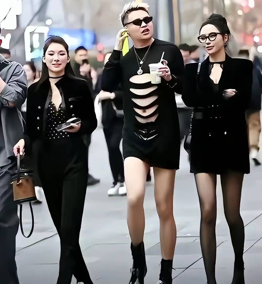 还有这位红发男子,一件玫红色背心搭配低腰裤,胳膊和锁骨露出的纹身