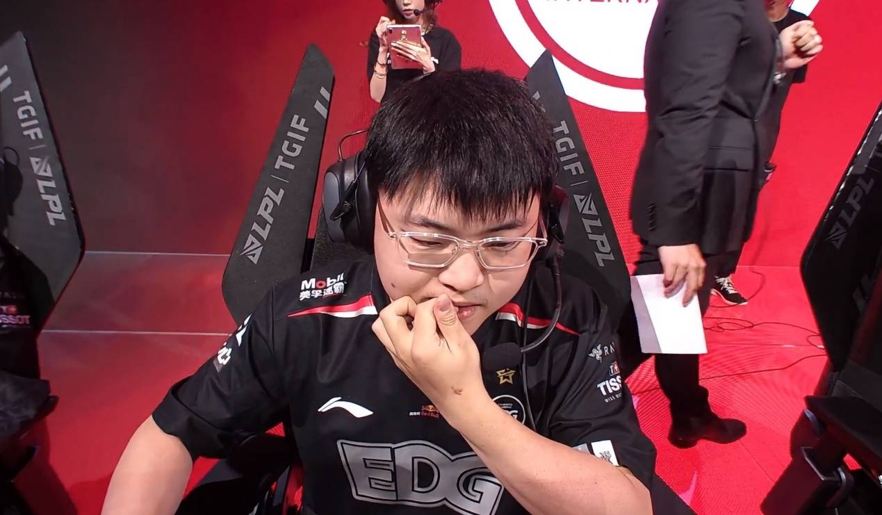 uzi使出最狠一招,入住lpl基地!传奇杯第一队长,冠军势在必得