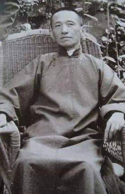 1947年,宋美龄在家睡觉,丢失珍贵钻戒,老刑警:被老鼠叼走了