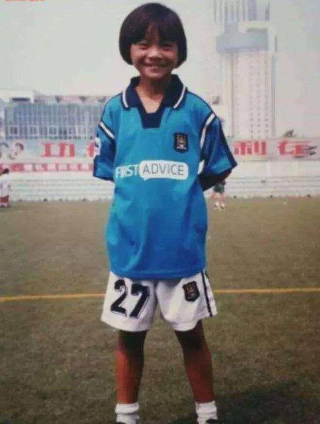 足球女将王霜:5岁时被父母抛弃,姨父母将她养大,如今事业有成