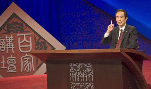 2008年,阎崇年被黄海清当众掌掴,背后缘由原是明清粉丝之争