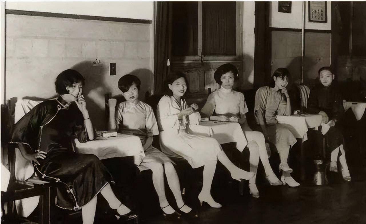 女:只唱戏吃饭都困难,"卖艺又卖身"才能穿金戴银_花金荣_母亲_玉霞