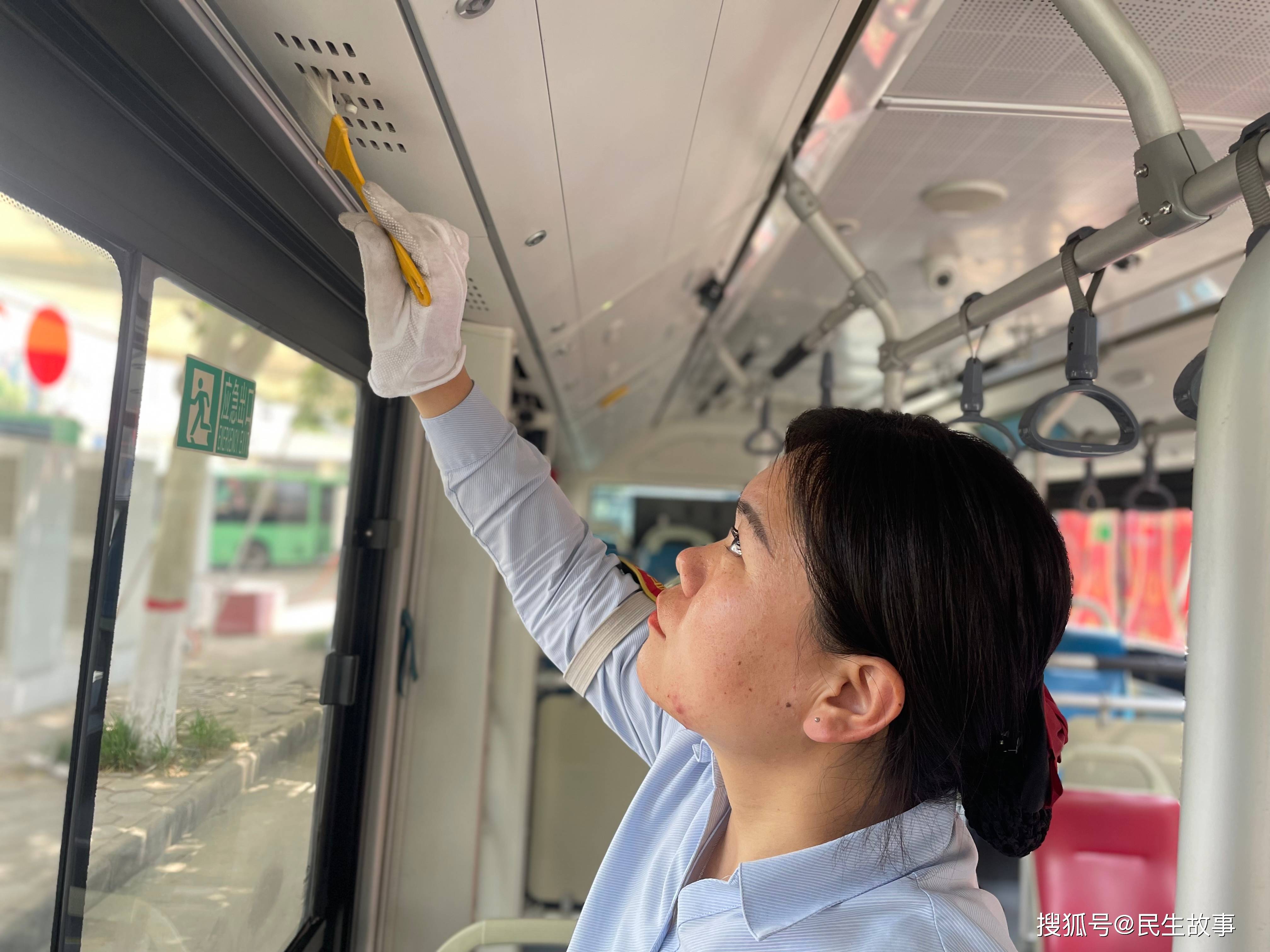 郑州公交为车辆"清芯洗肺" 消除飞絮季出行烦恼