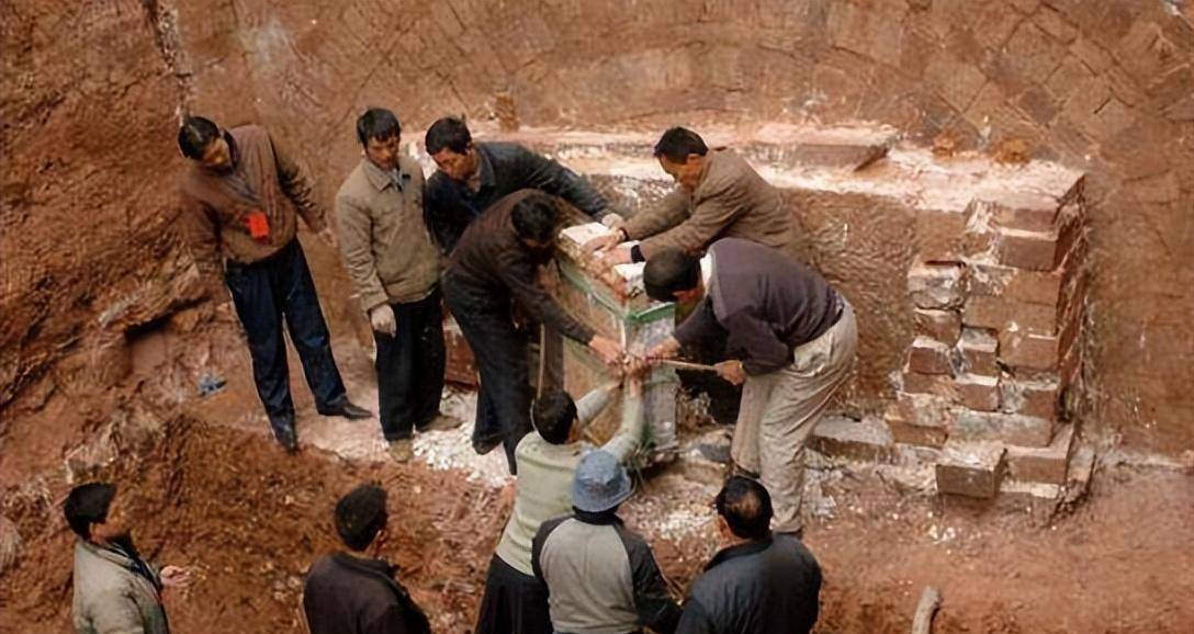 放牛娃一脚踩出南唐皇帝墓,墓砖刻着8个字,专家怒道:太嚣张了