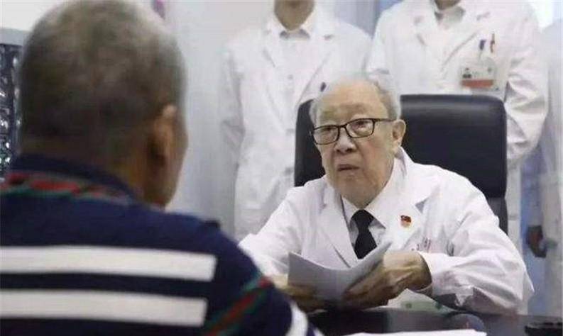 "医神"吴孟超:手关节变形,脚趾无法并拢,96岁还站在手术台上