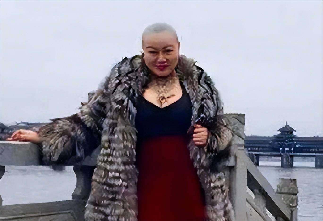 果不其然,这样的打扮很快让冯萍占据了各大短视频平台的榜首,可以说