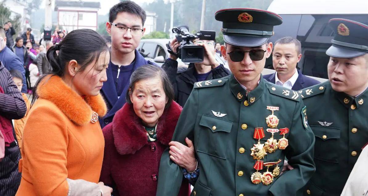 "排雷英雄"杜富国痛失双手双眼,和平年代获一等功,享受啥待遇?