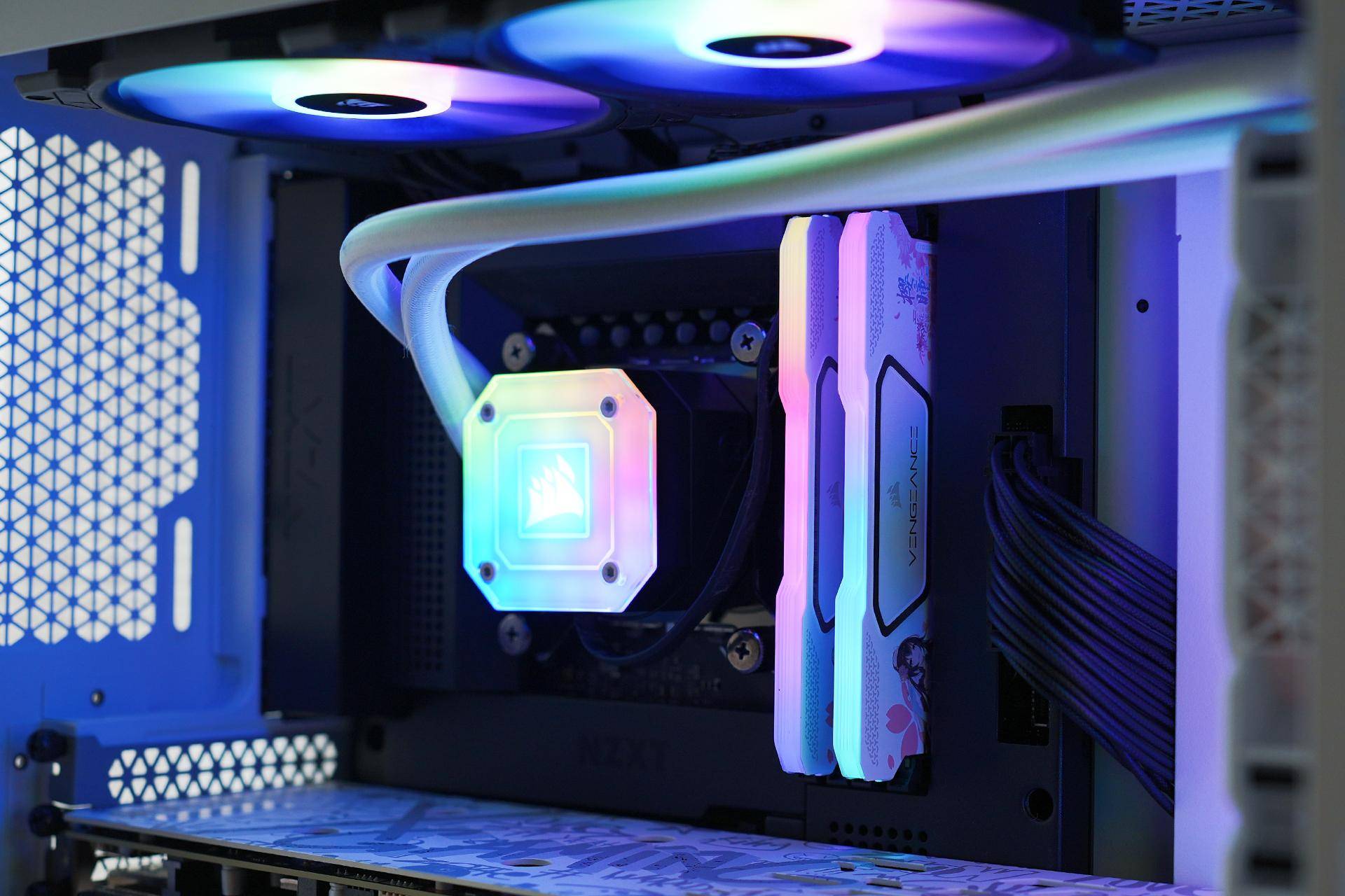 硬核装备也能如此优雅,美商海盗船机电散撞色主题装机分享