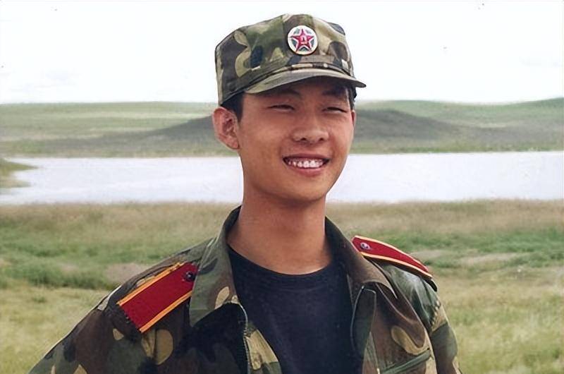 当兵生涯挺苦的,大年三十不能回家,只能呆在部队里包饺子吃,结果张译