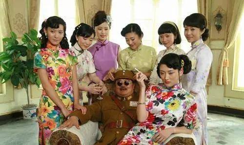 1935年7月,成都大饭店内高朋满座其乐融融.