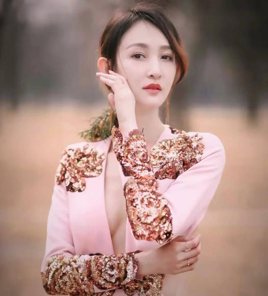 三,王皓妻子:舞蹈演员事实上,奚美丽确实非常美丽动