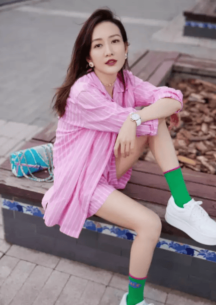 王鸥当妈后换了风格,穿条纹衬衫 短裤 小白鞋,41岁美出新高度