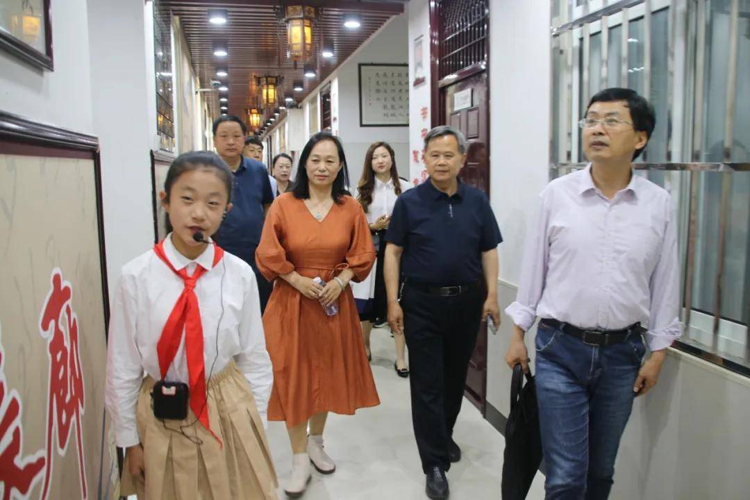 现场观摩,先后深入"书法长廊""实小电视台""少年军校""耕耘农场""乒乓
