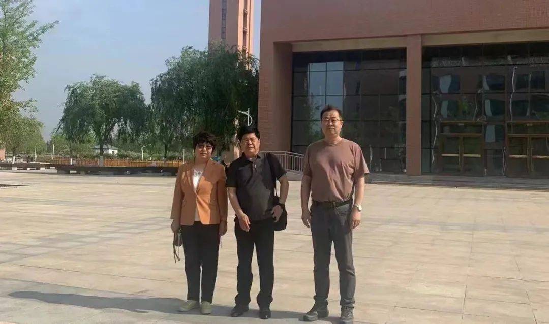 分享了高考阅卷的标准和经验,饶阳中学的老师们认真听会