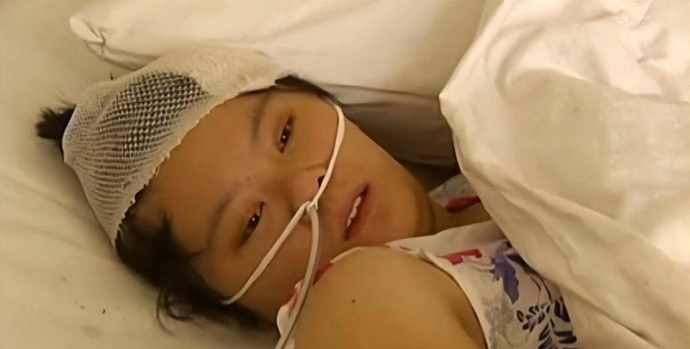 2009年江苏女子踩西瓜皮滑倒,头部发现两个钉孔,丈夫:我残疾_张金凤