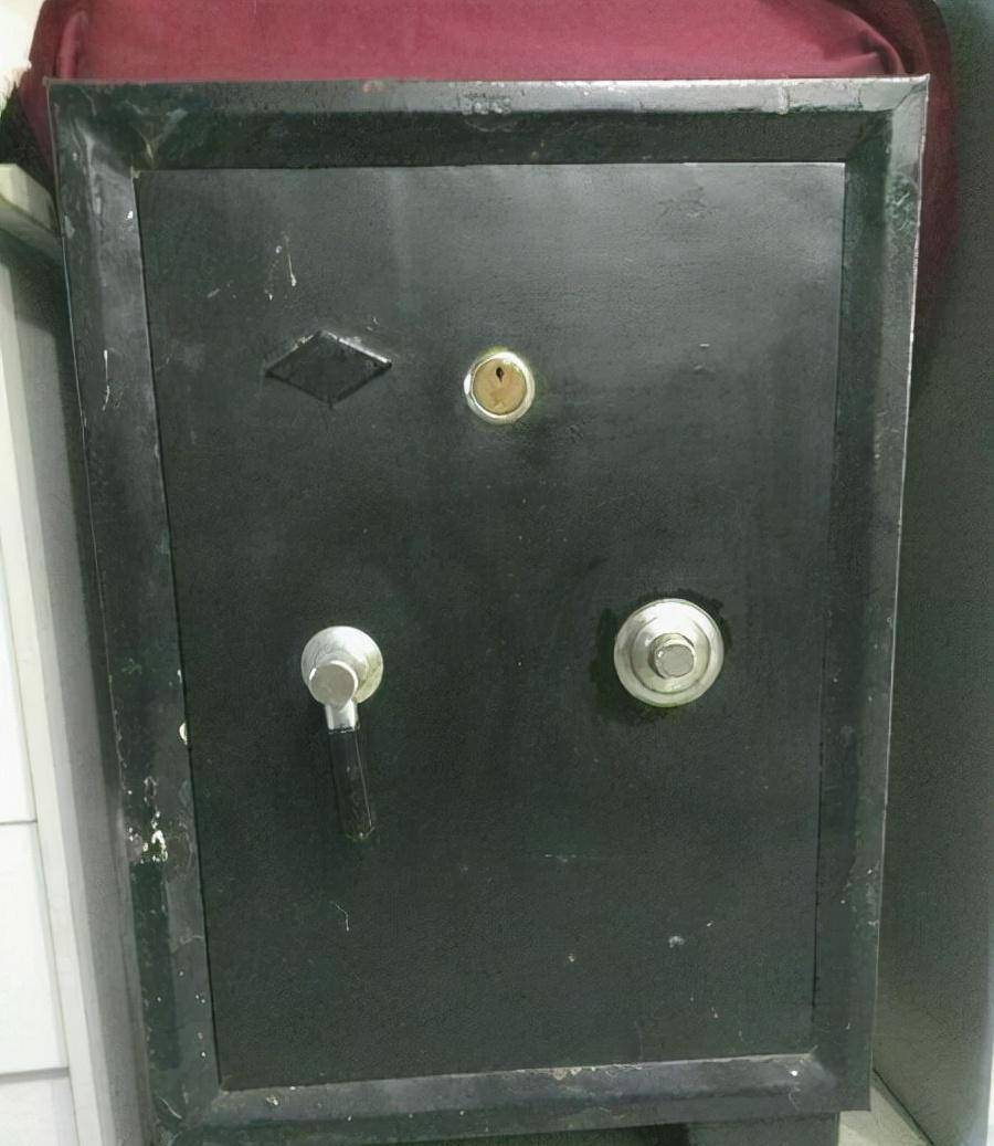 准备齐全了工具之后的王彦青,就开始了自己的"开柜之旅",而且他的运气