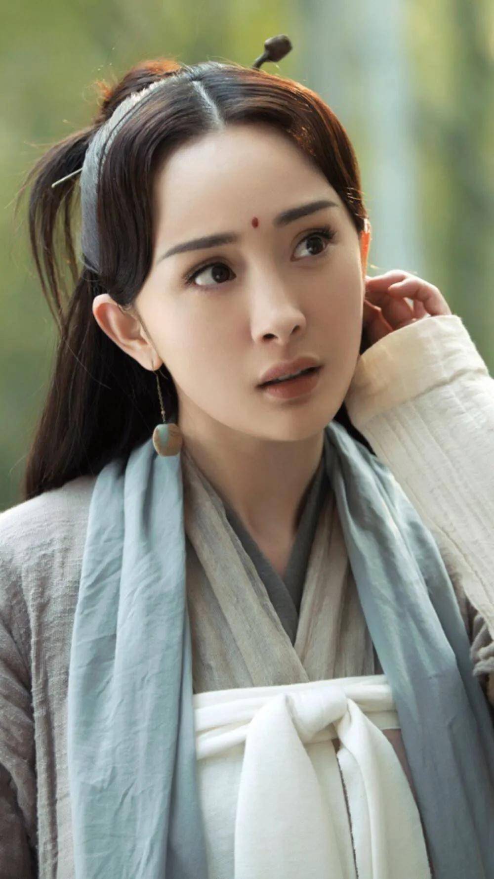 扮演者:杨幂角色介绍:青丘帝姬,身为上神俊俏美丽,历情劫期间遇挚爱