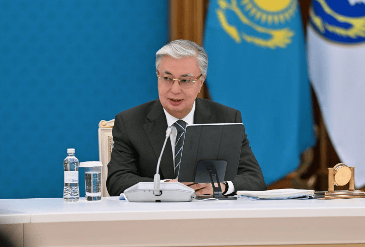 托卡耶夫去俄罗斯,要谈中国天然气的过路费,蒙古的熟鸭子飞了?