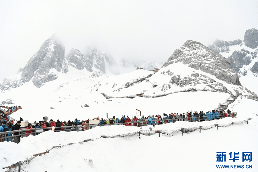 云南丽江玉龙雪山:游人赏"夏雪"看胜境_赵庆祖_景区_游客