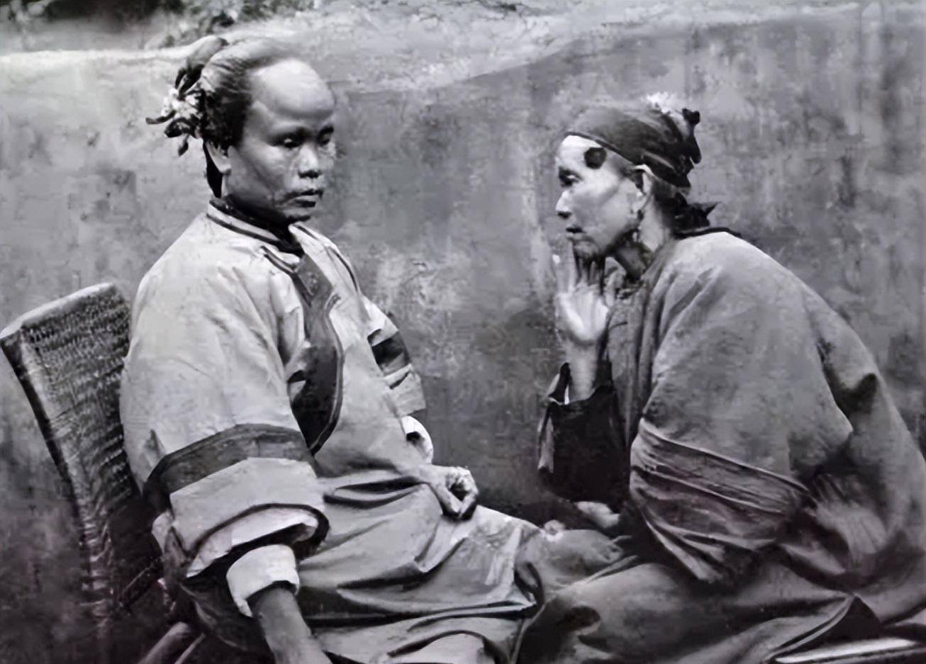 清末流传出来的照片中,紫禁城外市井中的百姓们穿的都是粗布衣衫,有的