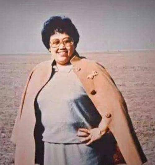 被当成慈禧后人,身价500亿,嫁小9岁"唐僧",不上桌家里不开饭