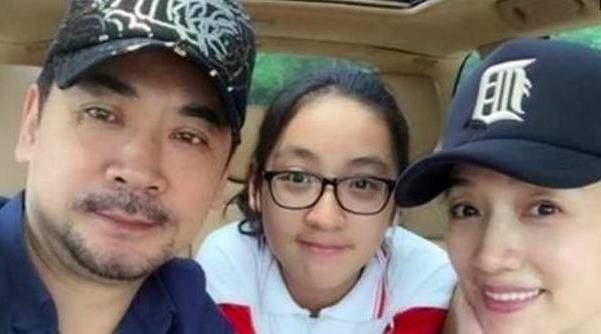 而刘劲虽然常年在外拍戏,难得回家,但是妻子却一直毫无怨言,家里也