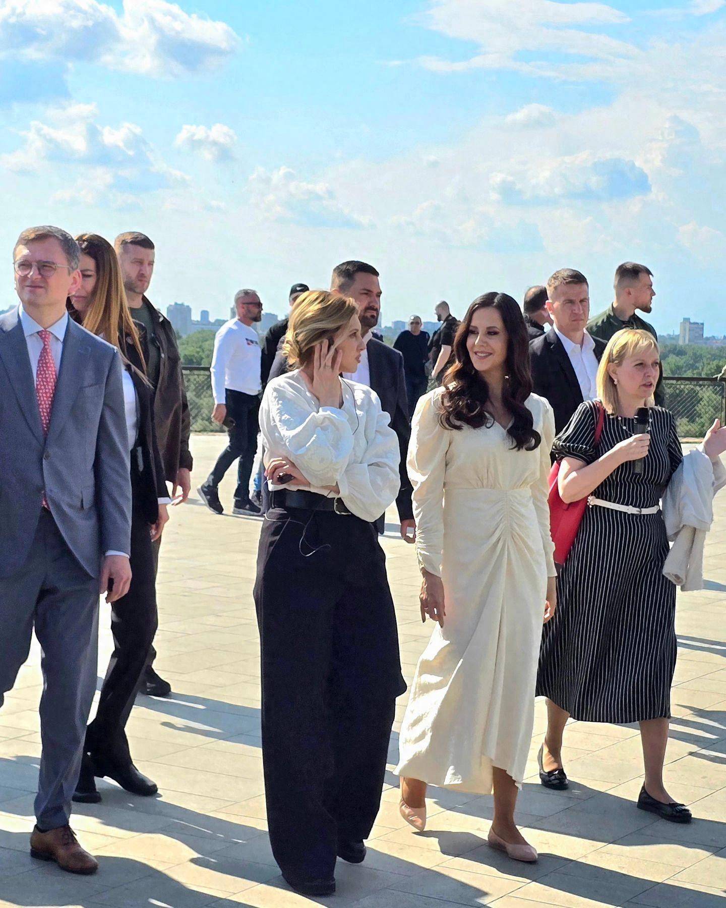 泽连斯基老婆和武契奇老婆同框啦!访问塞尔维亚,两位夫人都美翻