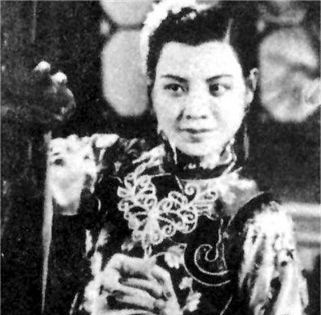 英茵:挚爱牺牲后她冒险收尸,11天后饭店自杀,生前留下一封遗书