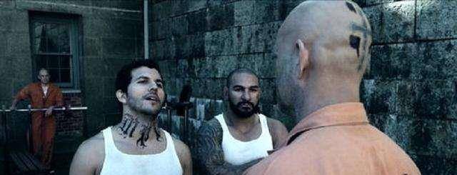 美国黑老大将监狱当做"后宫",13位女狱警对其投怀送抱