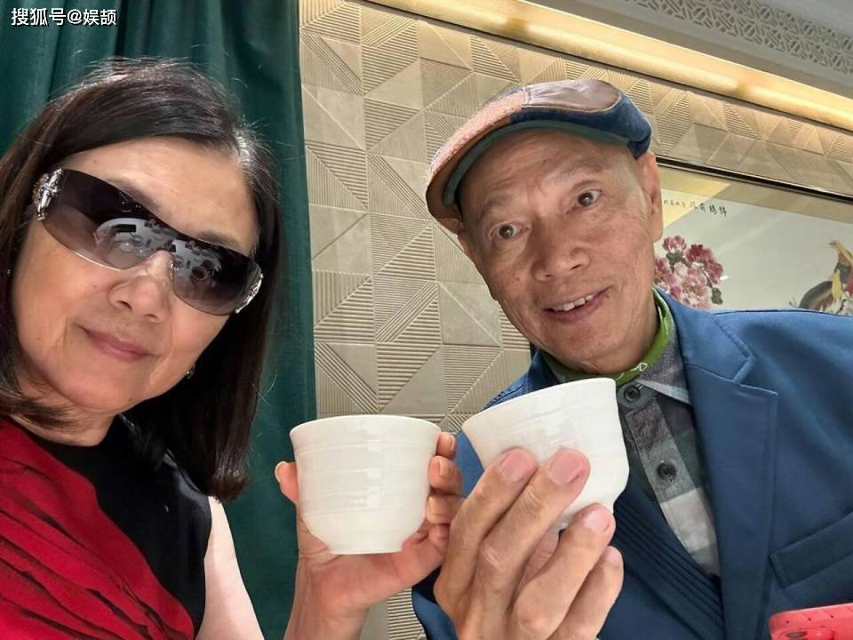 76汪明荃近况曝光,和罗家英牵手同行,步履蹒跚令人担忧