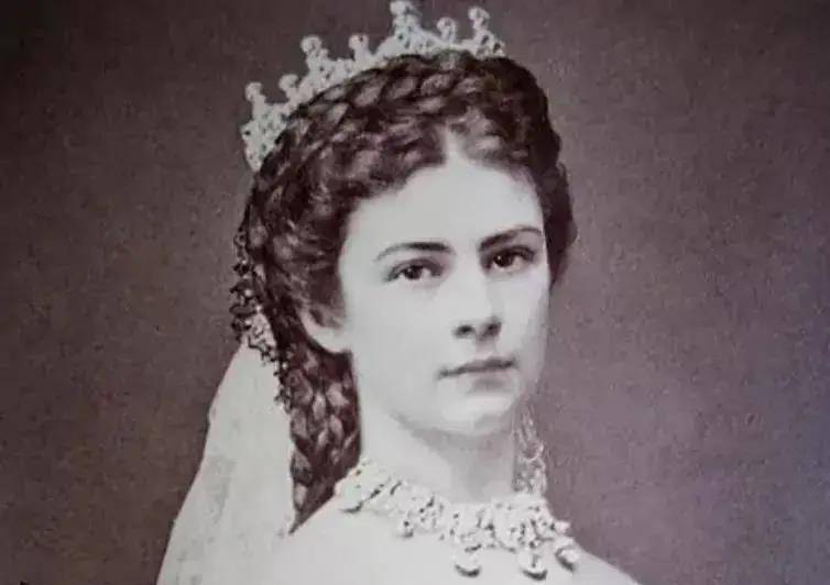 索菲太后原先选定茜茜的姐姐海伦公主为皇后,谁知道儿子竟然会违背