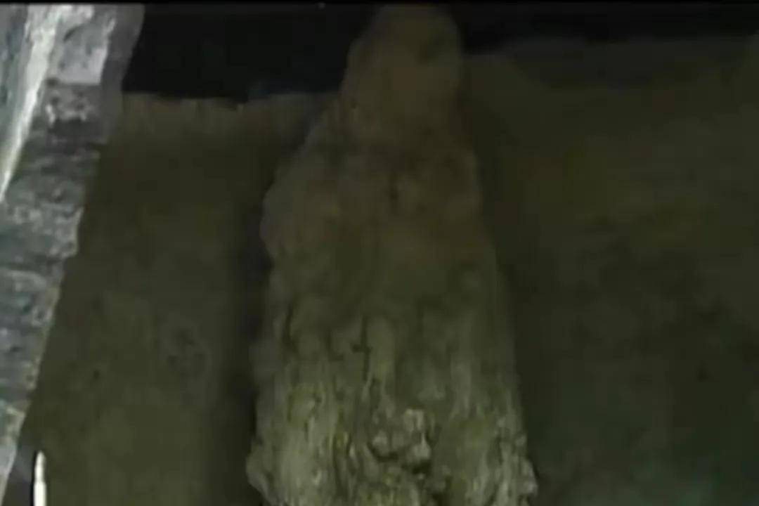 贵州一村有上万个活死人墓,送老人进去等死,村支书说:这是秘密